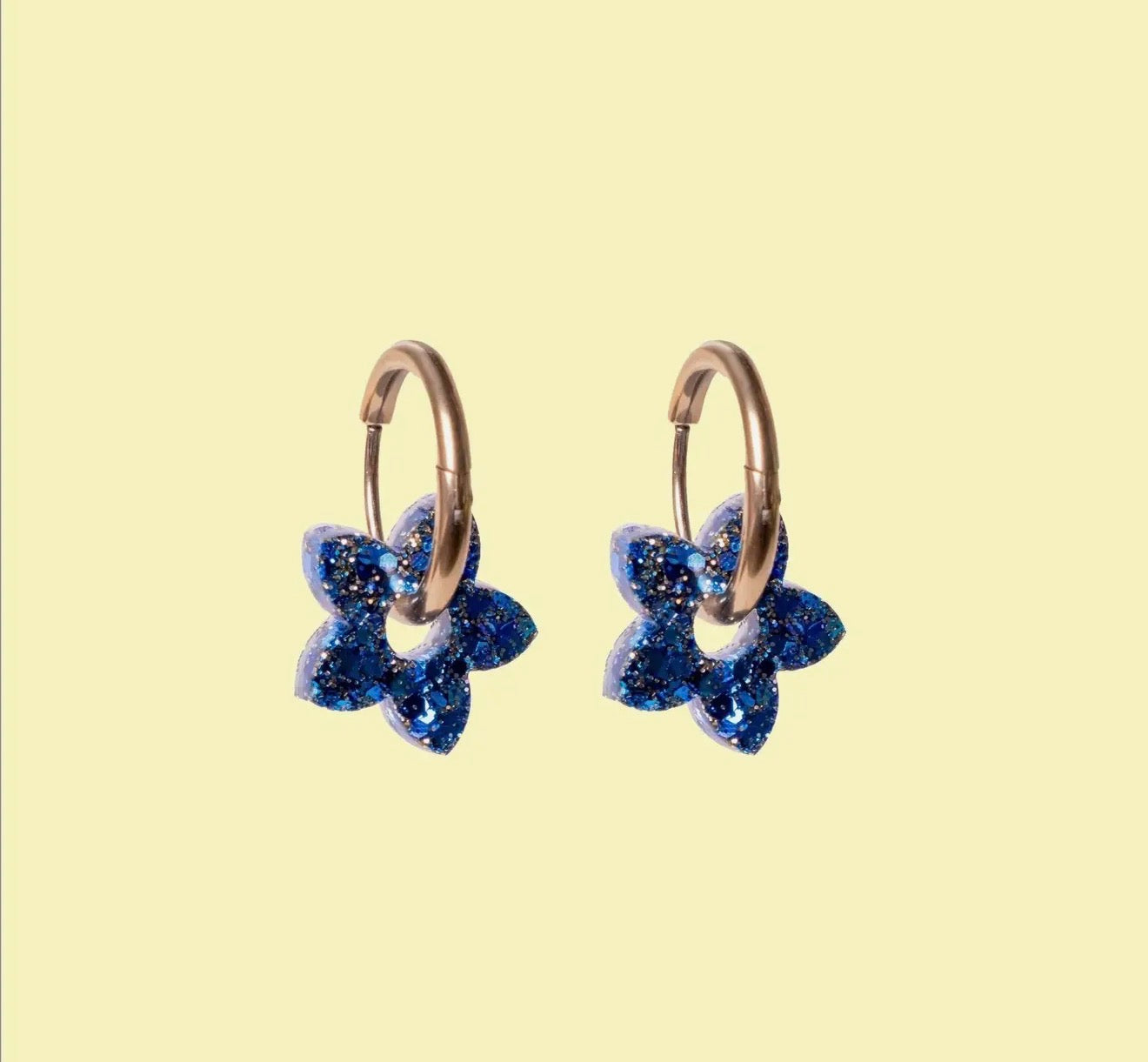Boucle d’oreille mini fleur